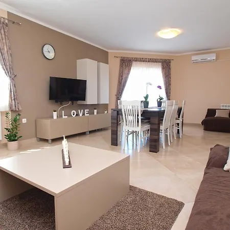 Roberto 1386 Apartment Galizana