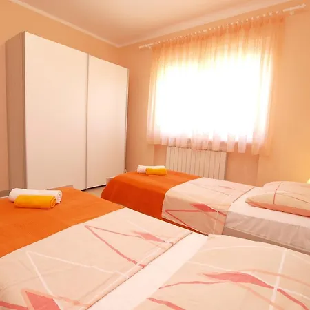 Roberto 1386 Apartment *
